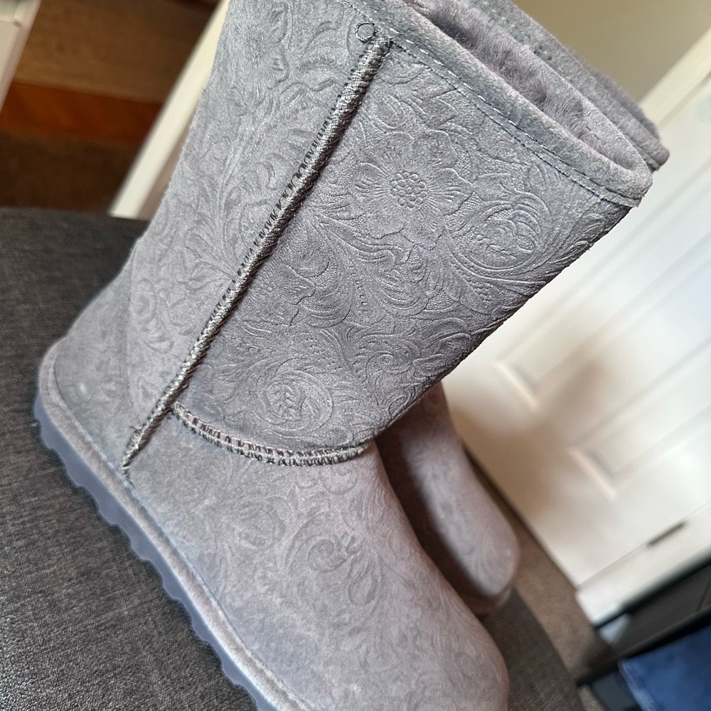 Gray Embossed Women's BearPaw Boots Size 9